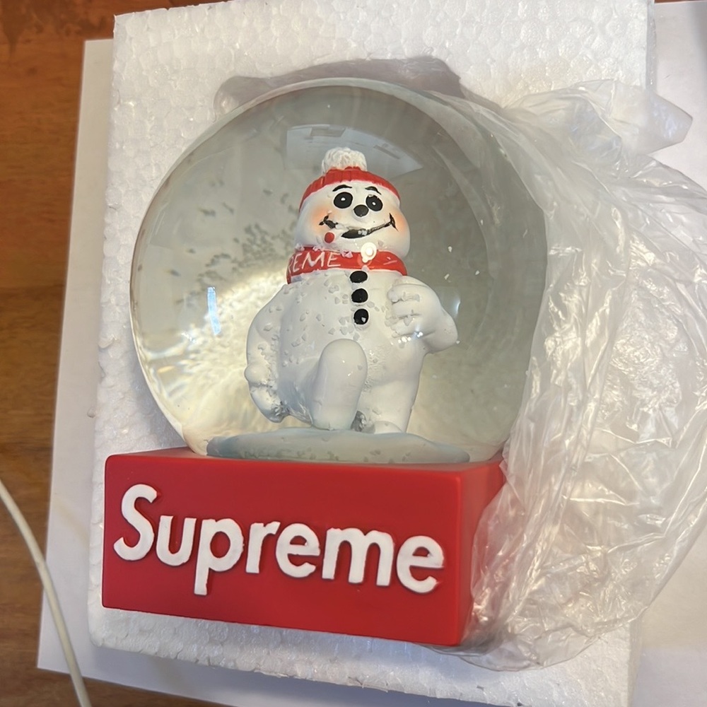 Supreme Snow Man Globe - Picture 3 of 4